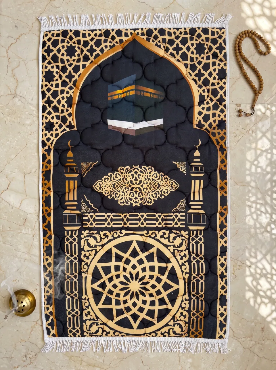 سجادة صلاة مبطنة بتصميم الكعبة المشرفة — أسود