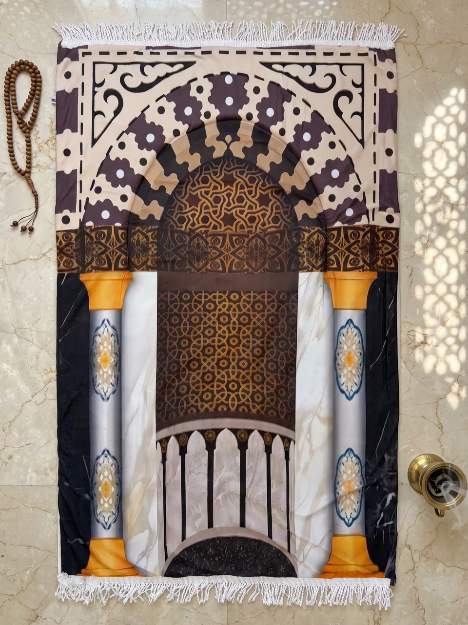 سجادة صلاة مبطنة 3D بتصميم المحراب والأعمدة الرخامية — أسود