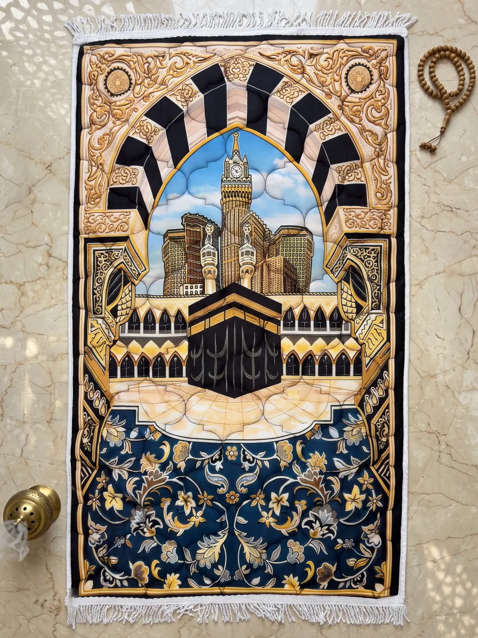 سجادة صلاة مبطنة بتصميم الكعبة والحرم المكي — أسود
